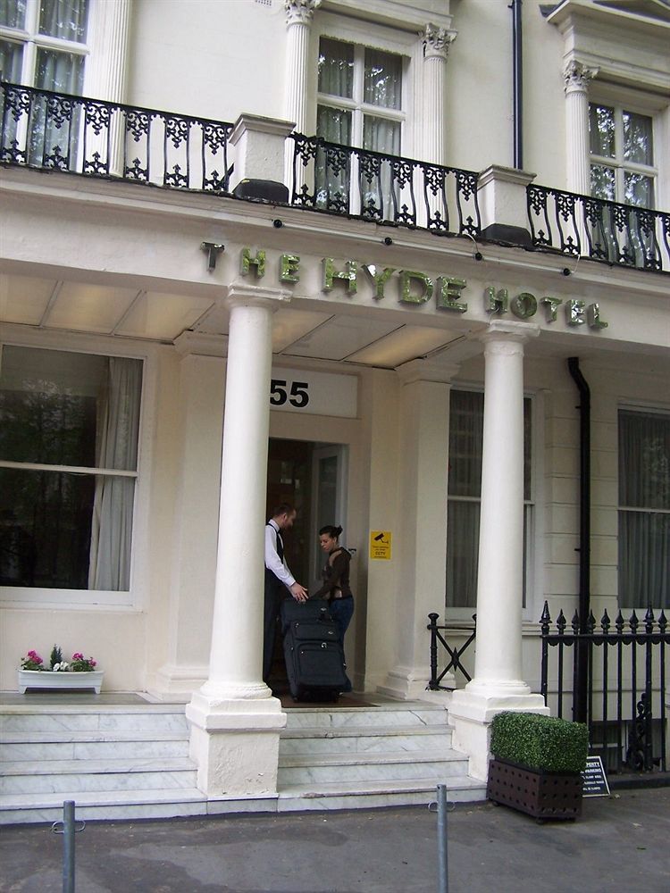 Montcalm Chilworth Townhouse, Paddington Hotel London Ngoại thất bức ảnh The photo shows the entrance of a hotel named "The Hyde Hotel." There are two individuals at the entrance: one person is wearing a uniform and appears to be assisting another person who is holding a suitcase. The hotel has white columns and a clean, 